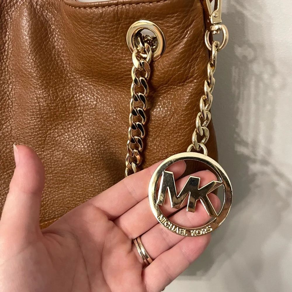 Michael Kors Hobo Jet Set Pebbled Brown Shoulder Travel Tote with MK Charm - Picture 4 of 8